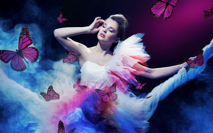 Пурпурные бабочки и девушка в белом платье
