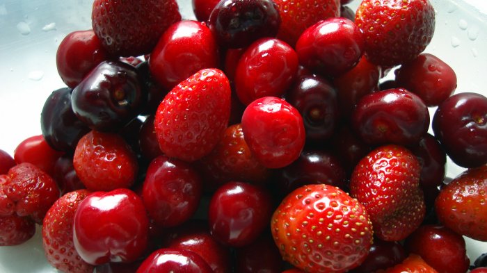 Красные разнородные ягоды