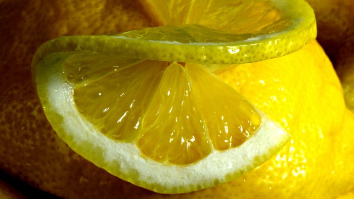 Single slice of lemon