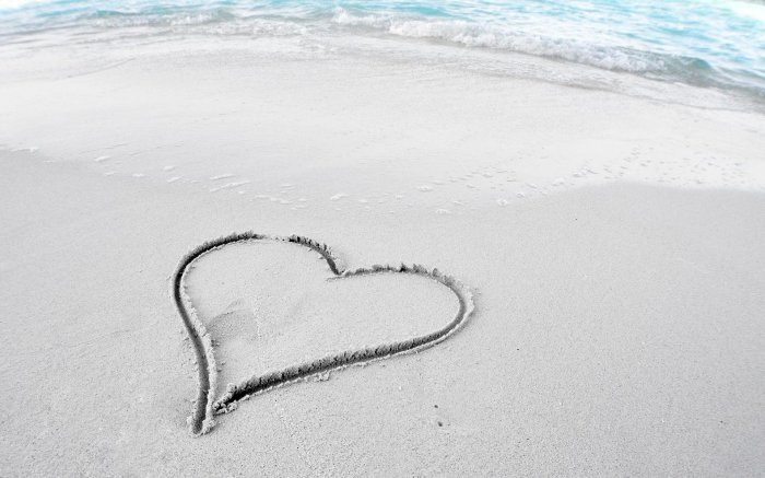 Красивый рисунок на песке в виде сердечка