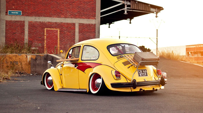 Старинный желтый автомобиль