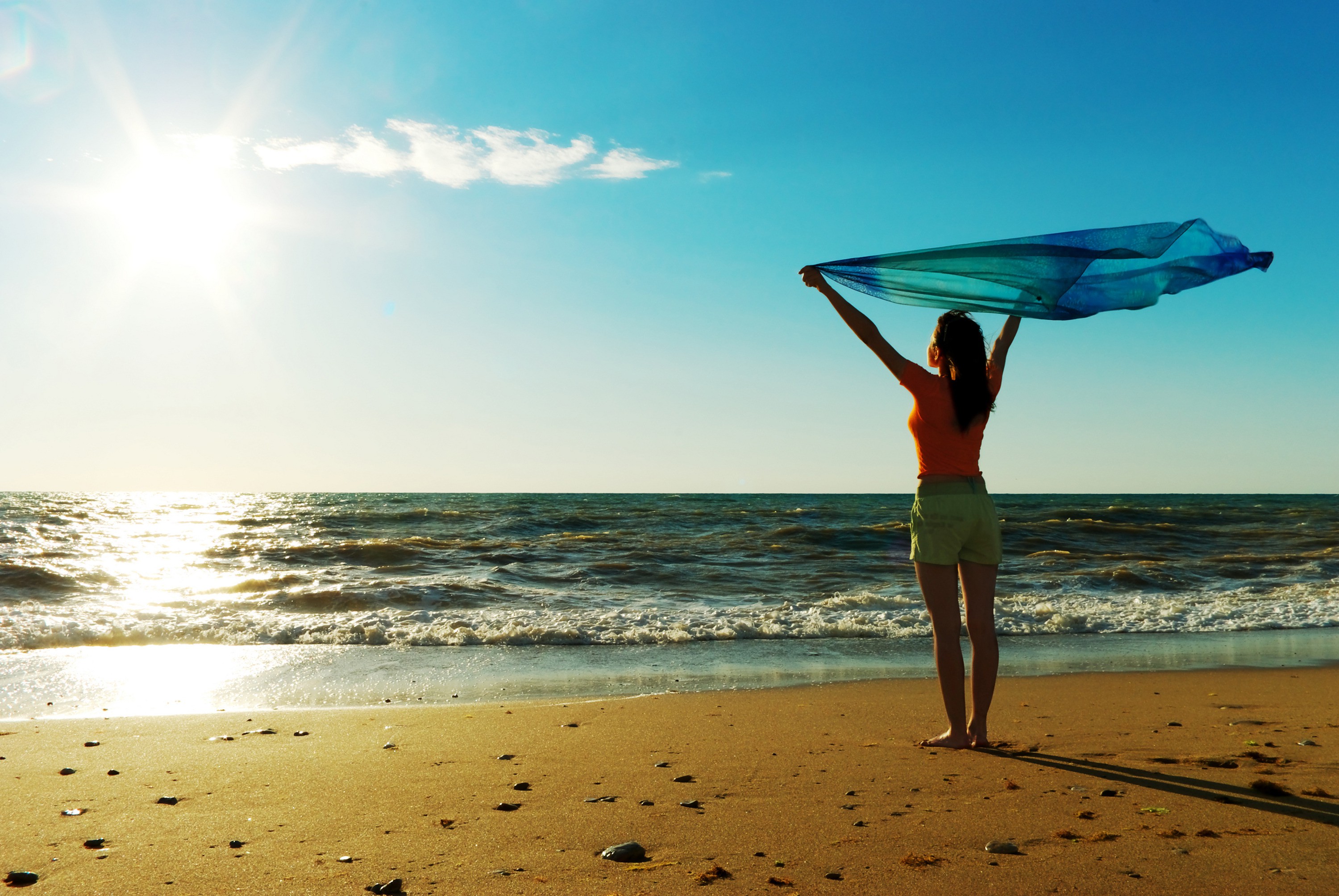 Навстречу морю. Солнце пляж. Лето море солнце. Девушка на пляже. Лето пляж.