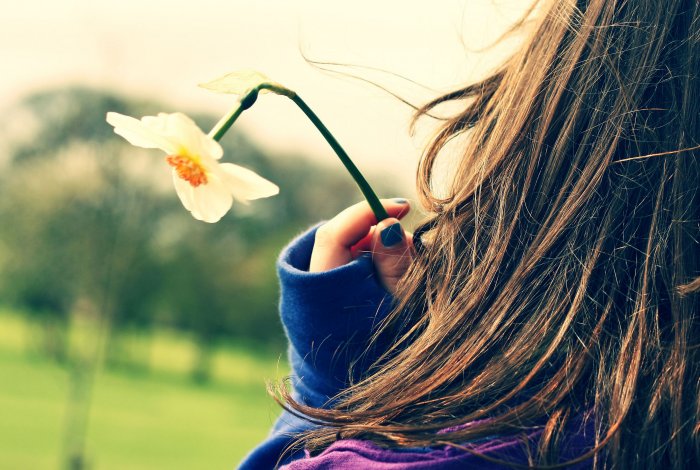 Ранняя весна и ее символ - девушка с цветком