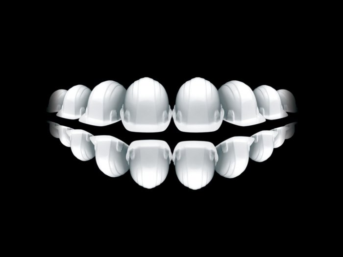 Имитация зубов композицией из белых касок