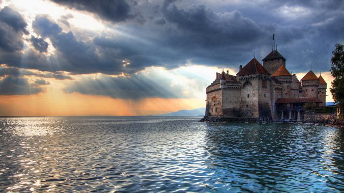 Замок окружен водой
