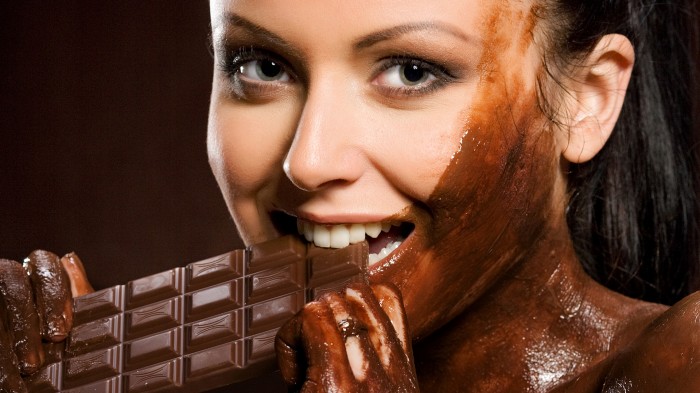 Красивая девушка в шоколаде