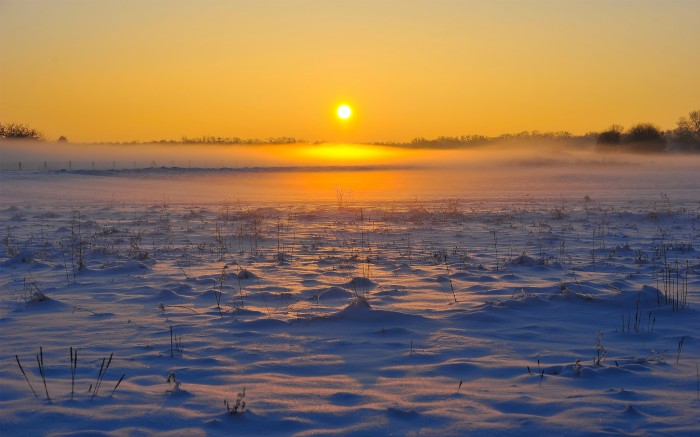 Зима, утро, восходящее солнце низко над землей