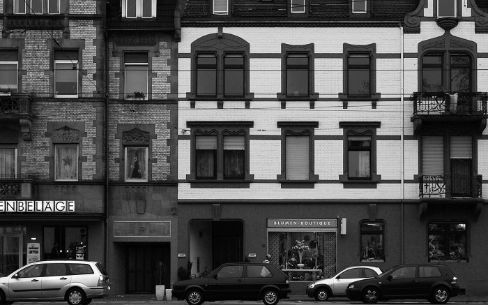 Фасад здания в европейском городе в черно-белых тонах