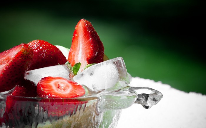 Fruit salad: strawberries with ice