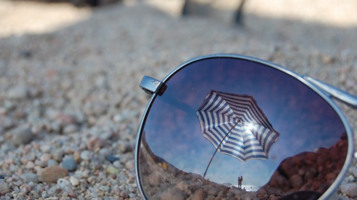 Лето и пляж в отражении зеркала заднего вида