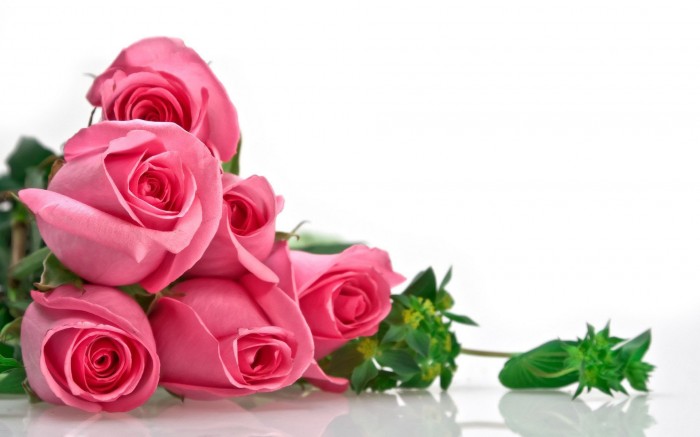 Красивые розы на столе
