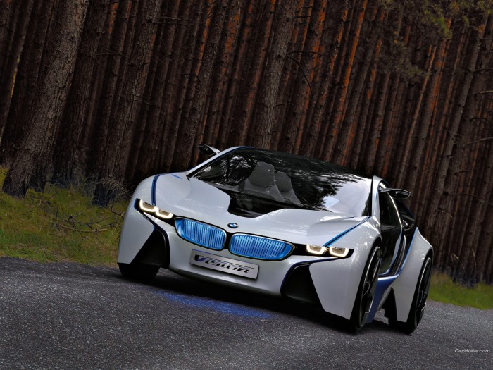 BMW концепт в сосновом лесу