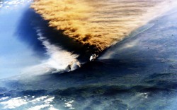 Вид  из космоса на извержение вулкана