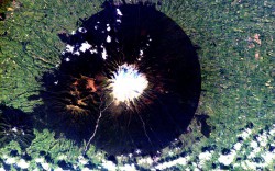 Вид на вулкан из космоса